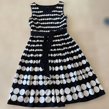 LAURA ASHLEY 도트 무늬 슬리브리스 원피스 사이즈 9