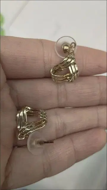 골드 톤 클린치 스타일 귀걸이