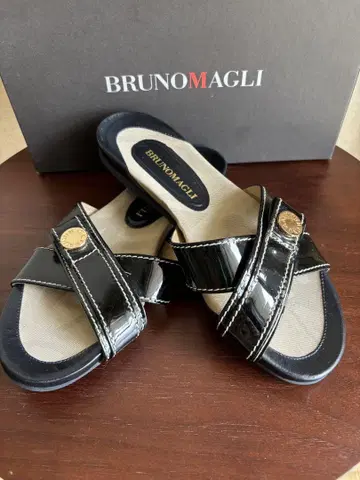 BRUNO MAGLI 블랙 샌들 크로스 스트랩