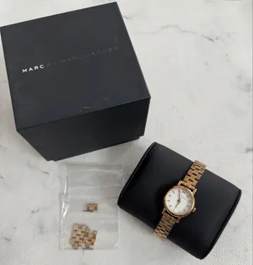 컨디션 최상 MARC BY MARC JACOBS 골드 손목시계