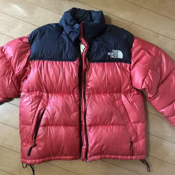 THE NORTH FACE 다운 자켓 빨간색과 블랙