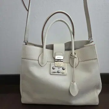 FURLA 화이트 가죽 핸드백