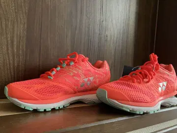 Yonex 형광 오렌지 러닝화