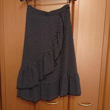 블랙 도트 무늬 프릴 스커트