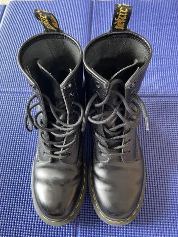 r. Martens 8홀 부츠