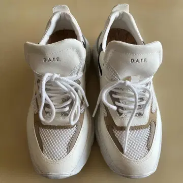 DATE FUGA 화이트 스니커즈