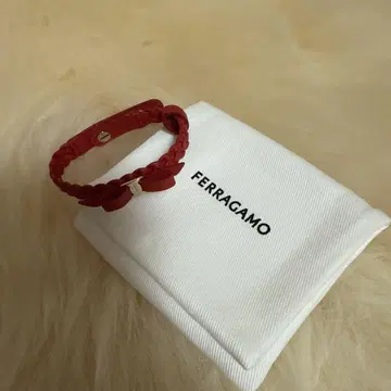 미사용 새상품 FERRAGAMO 레드 가죽 팔찌