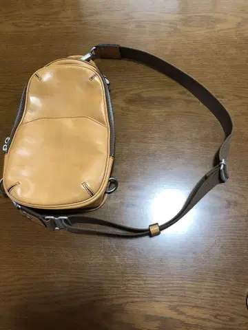베이지 숄더백 슬림 디자인