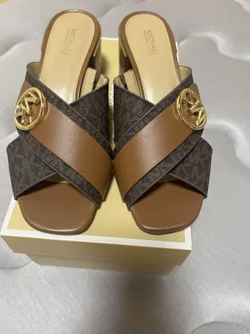 MICHAEL KORS 크로스 스트랩 샌들