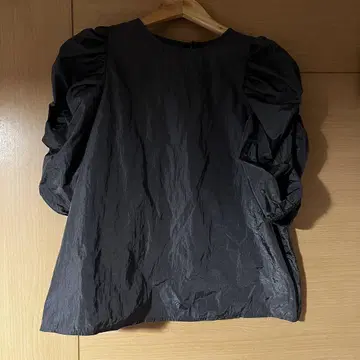 w closet 더블 클로젯 반팔 그레이 블라우스 프릴