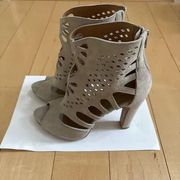 베이지 컷아웃 부츠 8cm 힐