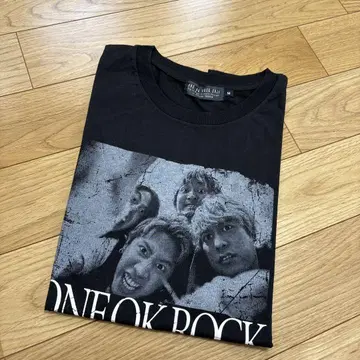 ONE OK ROCK 흑백 T셔츠 M 사이즈