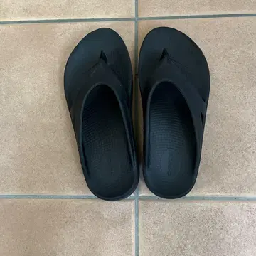 OOFOS 블랙 리커버리 샌들