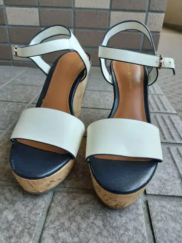 TOMMY HILFIGAR 화이트 네이비 웨지 샌들