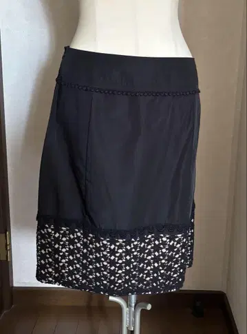 깔끔한 미디 기장 스커트 블랙
