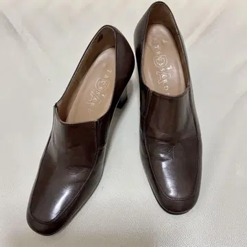 [새상품급] 트루사르디 가죽 신발 펌프스 21.5cm