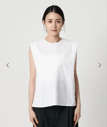 뷰티 앤 유스 도트 자카드 슬리브리스 블라우스