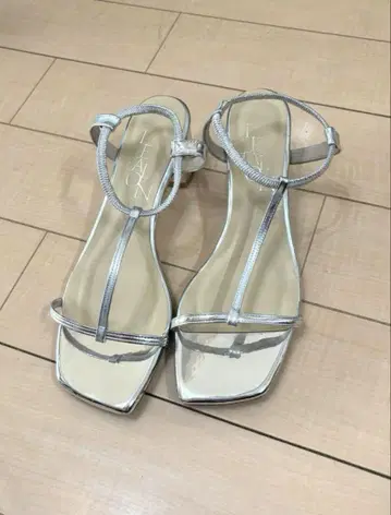 르탈론 실버 샌들