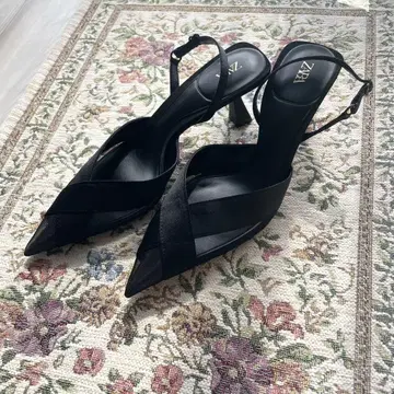 ZARA 블랙 크로스 디자인 메쉬 소재 뮬