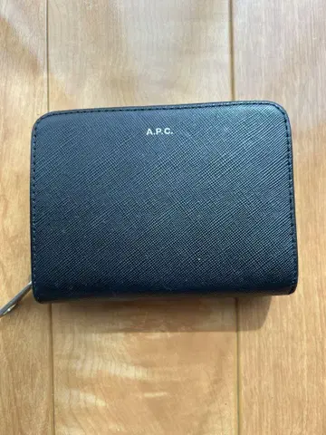 A.P.C. 블랙 가죽 반지갑