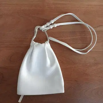LE VERNIS 화이트 숄더백