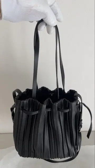 블랙 플리츠 디자인 숄더백