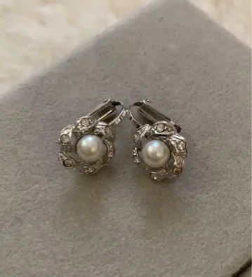 진주와 크리스탈 꽃 모티브 귀걸이