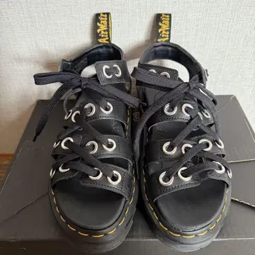 Dr.Martens 통굽 샌들