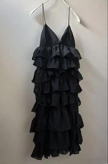 볼륨 프릴 티어드 원피스 블랙