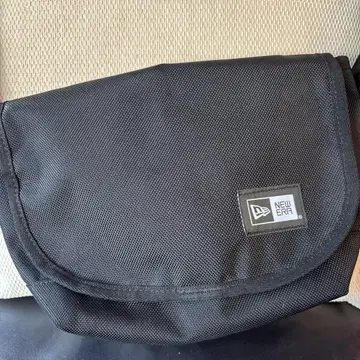 NEW ERA 블랙 바디백