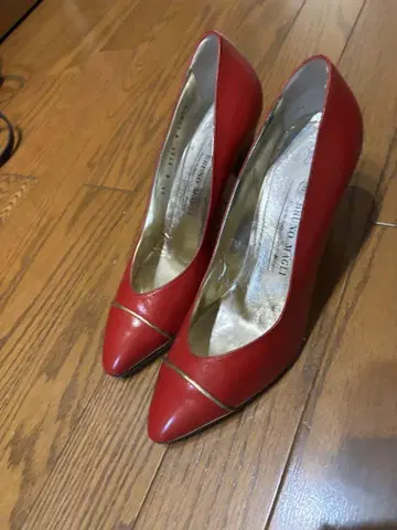 빨간색 스틸레토 하이힐