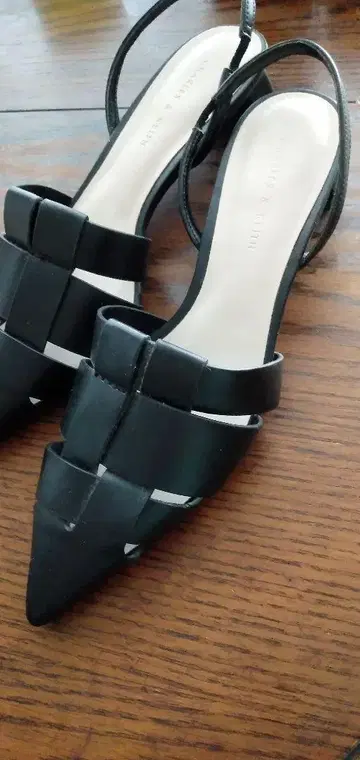 구르카 샌들 스틸레토 백 스트랩 샌들