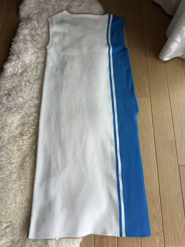 DES PRES 슬리브리스 무릎 기장 원피스 투모로우랜드