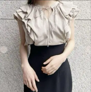 코코딜 프릴 슬리브 블라우스