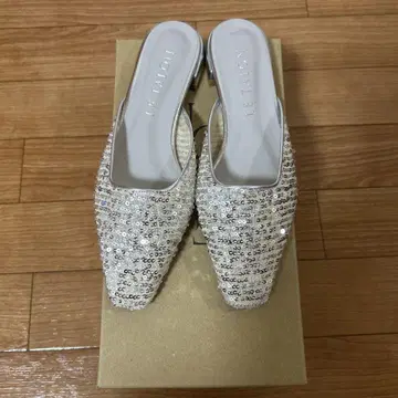 le talon 실버 비쥬 장식 슬리퍼 뮬