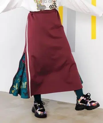 스칼라143621: 나비 패턴 절개 저지 트랙 스커트