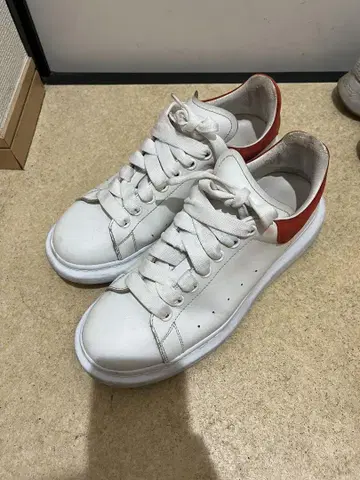 Alexander McQueen 스니커즈 화이트/레드