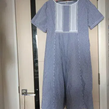 파란색과 흰색 스트라이프 반팔 원피스