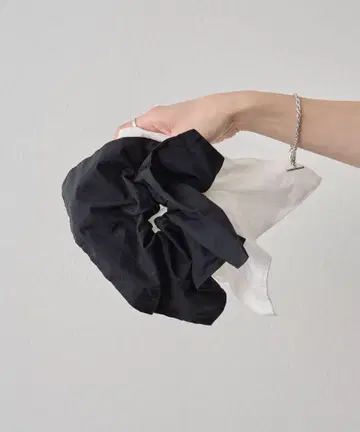 Omekashi 스퀘어 스크런치 블랙