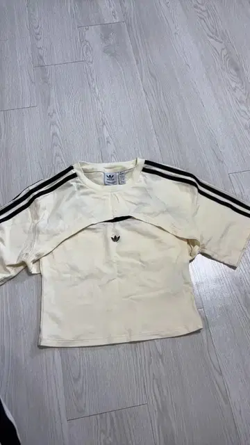 adidas 아이보리 크롭 기장의 헤이세이 갸루 피치 T