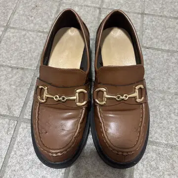 브라운 로퍼 골드 금장 장식