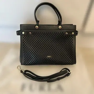 FURLA 훌라 가죽 펀칭 핸드백 블랙