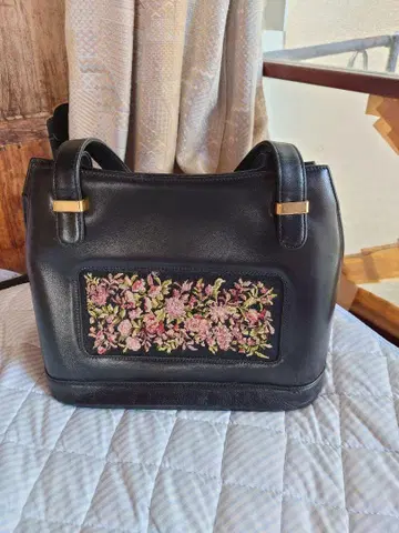 블랙 자수 토트백