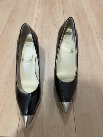 SLY 블랙 에나멜 하이힐
