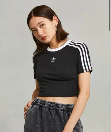 adidas 크롭 T셔츠 블랙