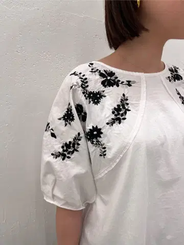 비어즐리 티셔츠 블랙 자수 벌룬 슬리브