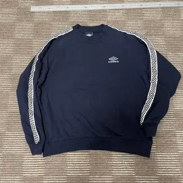 엄브로 프릭스스토어 별주 라인 테이프 맨투맨