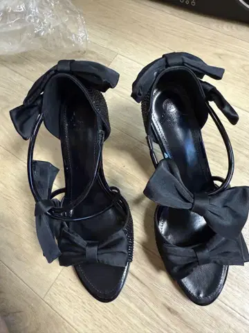 새상품 리본 포함 블랙 새틴 펌프스 사이즈: 23.5cm