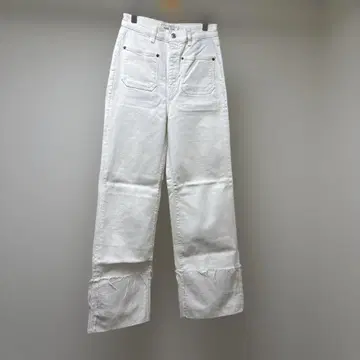 화이트 컷오프 밑단 데님 팬츠