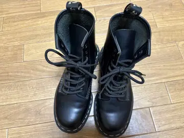 Dr. Martens 8홀 화이트 스티치 부츠